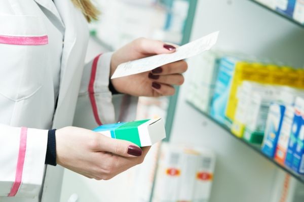 Lista medicamentelor cu preţul recomandat de vânzare va fi afişată în toate oficiile reţelelor mari de farmacii.