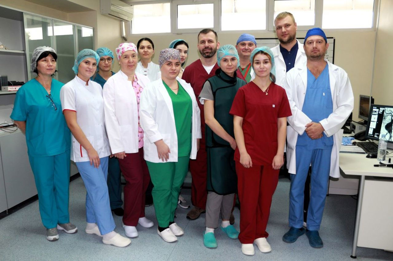 Врачи спасли пациента, проведя первую гибридную эндоваскулярную операцию.