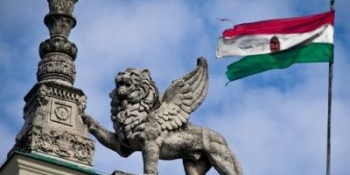 Potrivit Magyar Nemzet, în pofida condiţiilor dure, premierul Orban este încrezător că negocierile pot fi încheiate în această toamnă.
