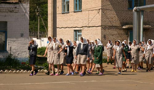 Заключенные женщины получают зарплату.