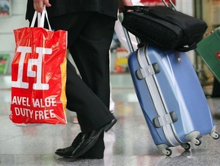 Российским туристам не удастся пронести на борт пакеты с алкоголем из duty free.