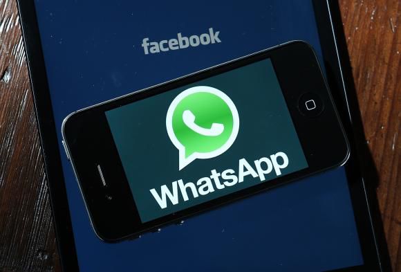 WhatsApp va trimite mesaje de avertizare utilizatorilor. Foto: digi24.ro