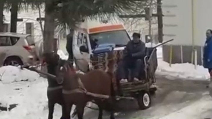 O ambulanța a fost scoasă din curtea unui spital de o căruță cu doi cai.