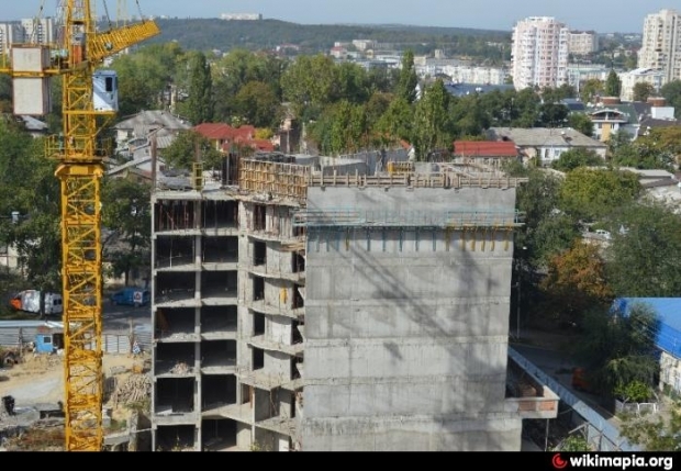 Incident nefericit în capitală. Un tânăr de 36 de ani, care muncea în construcții, a căzut de pe schelele pe care muncea la etajul 14 al clădirii.