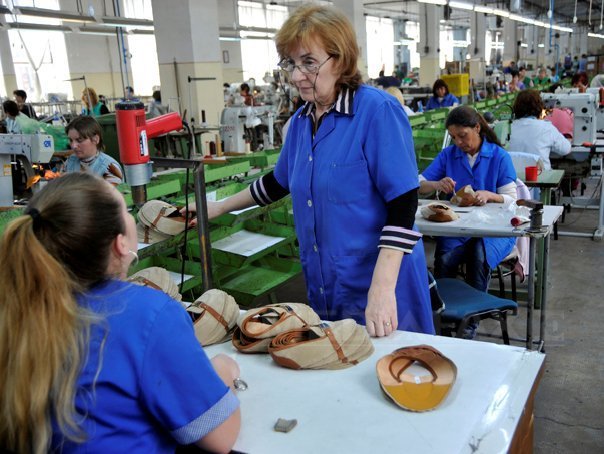 Până la sfârşitul anului, doar 2.400 de poliţişti vor primi uniforme noi.