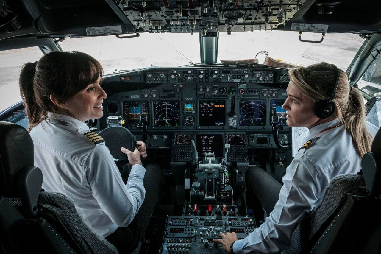 Studiu: Femeile pilot gestionează mai bine stresul decât bărbații.