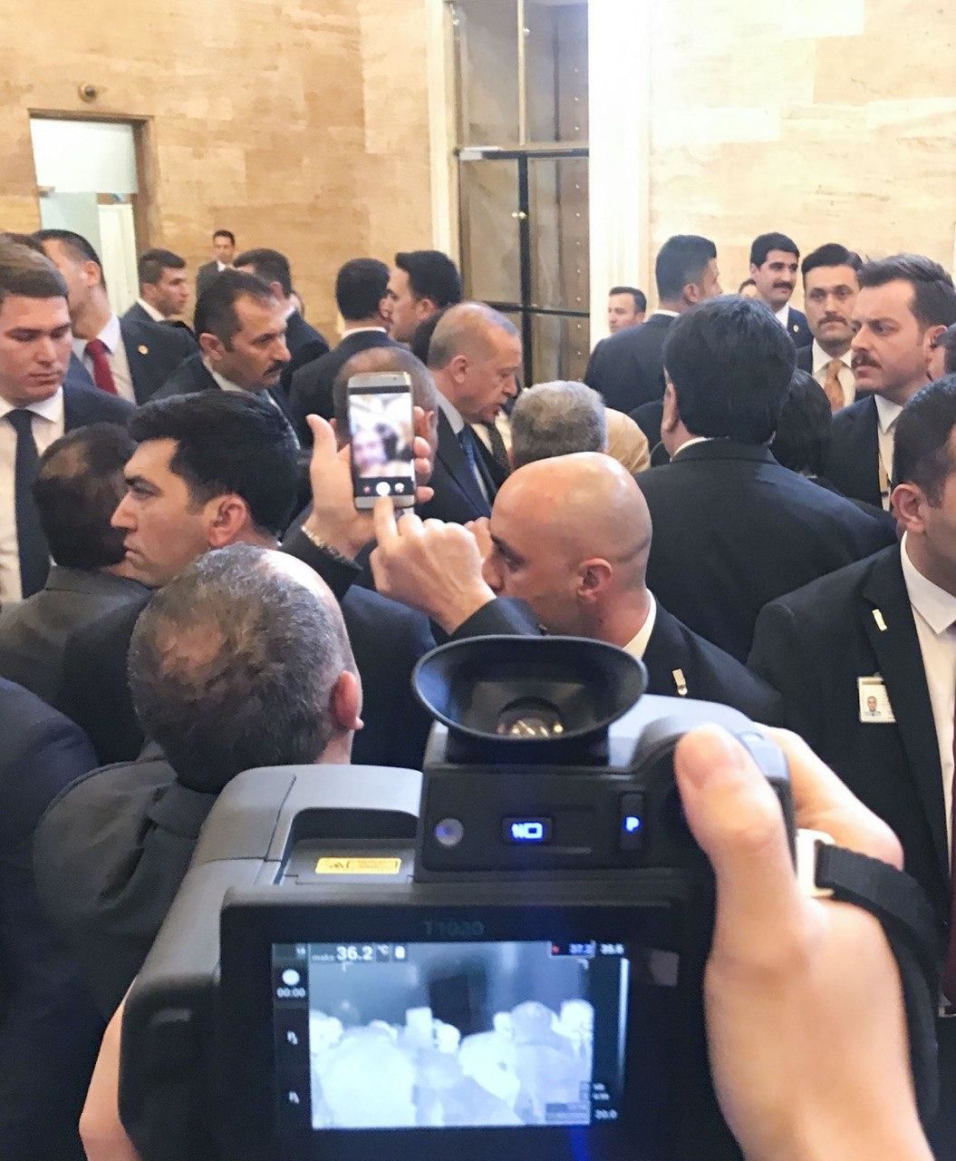 Эрдоган пришел в турецкий парламент с тепловизором.