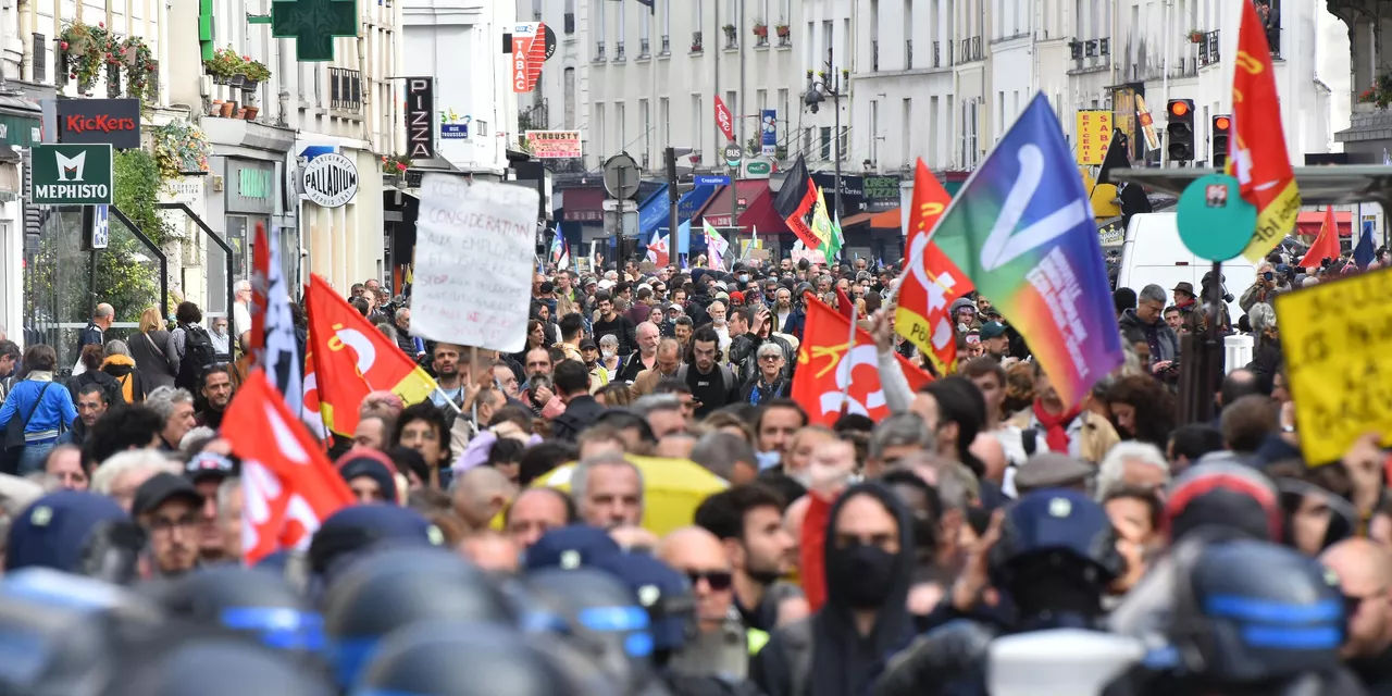 Во Франции не утихают протесты против пенсионной реформы.