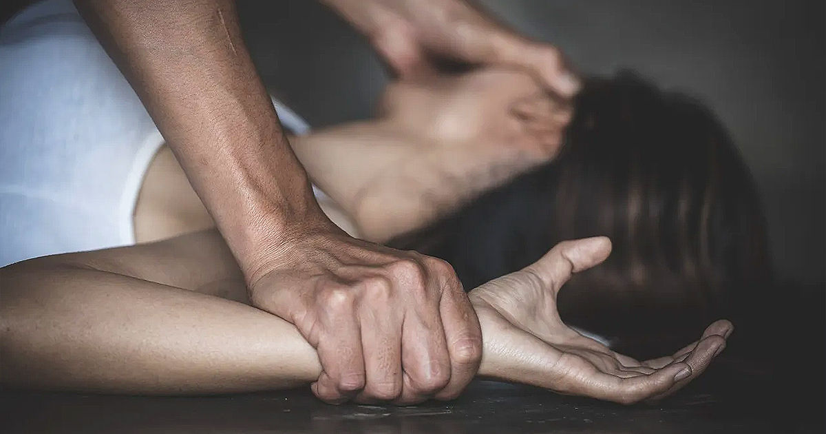 O femeie, mamă a trei copii, își acuză prietena că i-a pus la cale violul.