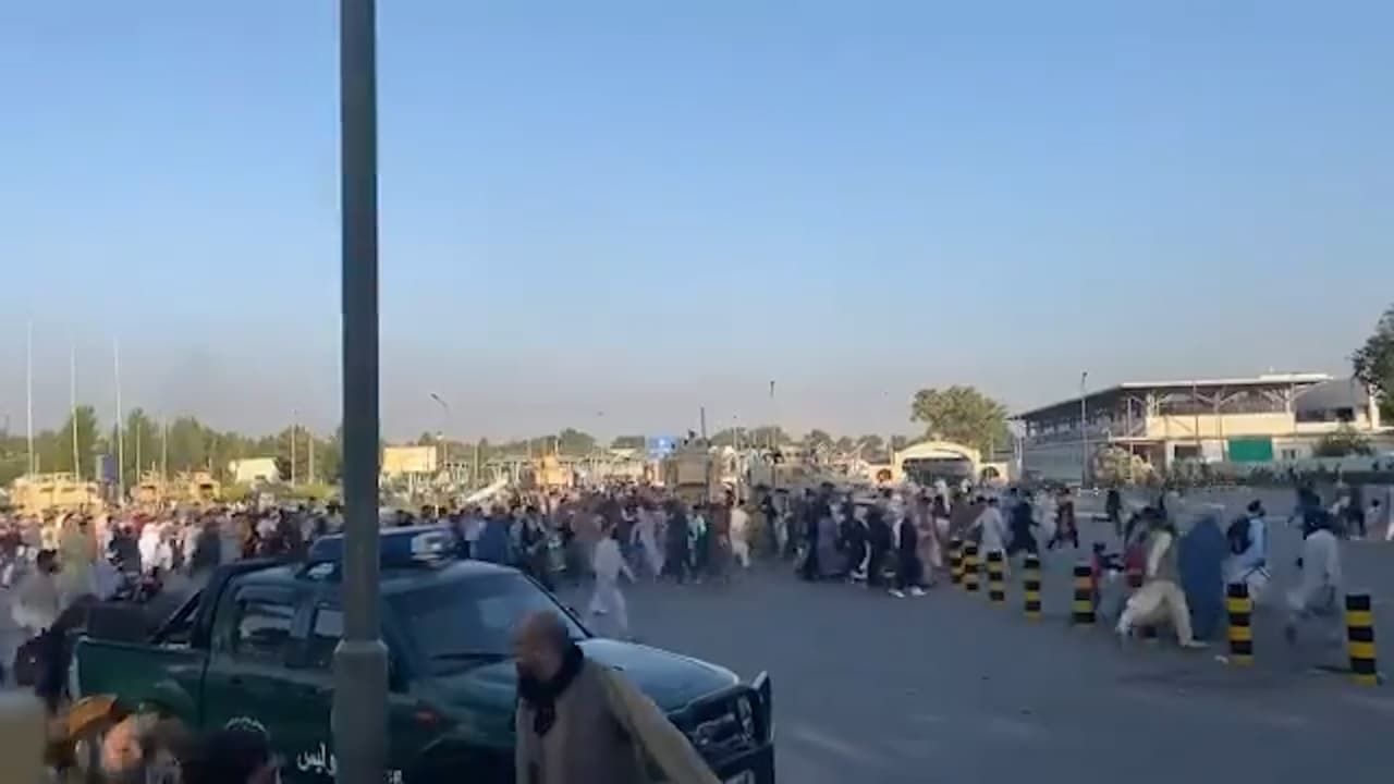 Толпа прорвалась на ВПП в аэропорту Кабула, военные США начали стрелять в воздух.