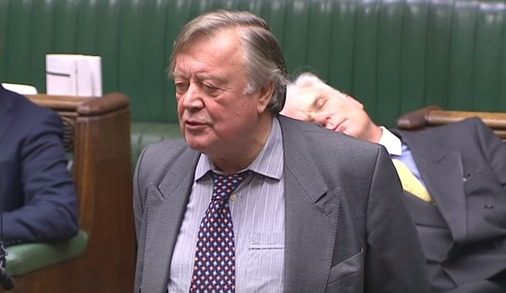 В Британии депутат заснул во время дебатов по Brexit.