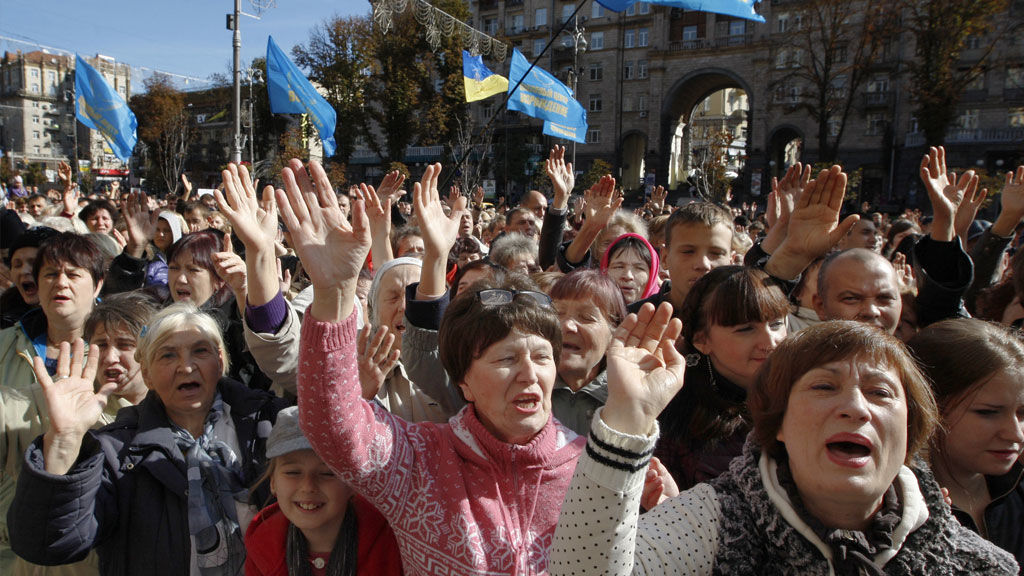 Митингующие в центре Киева требуют отставки главы Нацбанка Украины.