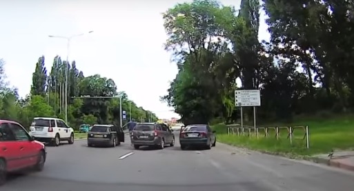 Драка таксиста с другим водителем в Кишиневе попала на видео.