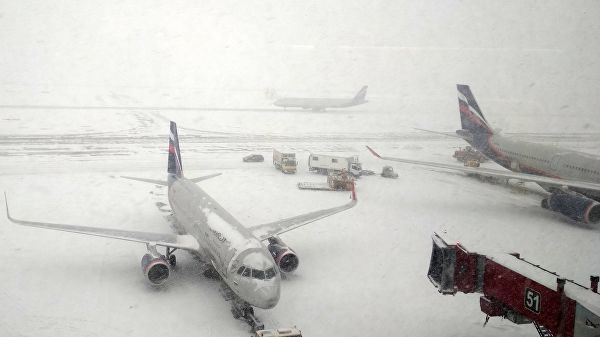 Московские аэропорты задерживают и отменяют рейсы из-за непогоды.