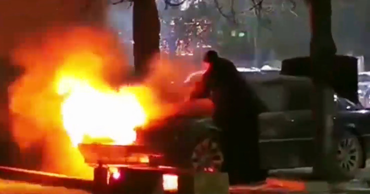 На Рышкановке загорелся припаркованный автомобиль.