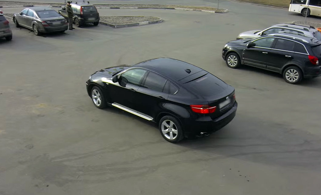 Чтобы угнать BMW X6, взломщику потребовалось меньше минуты.