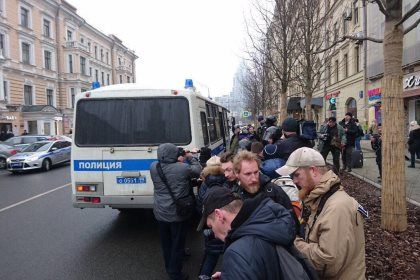 Сотрудники полиции задержали более 20 участников несанкционированной акции в центре Москвы.