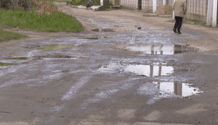 Locuitorii uneia dintre străzile din Căușeni luptă de ani de zile pentru reparația drumului.