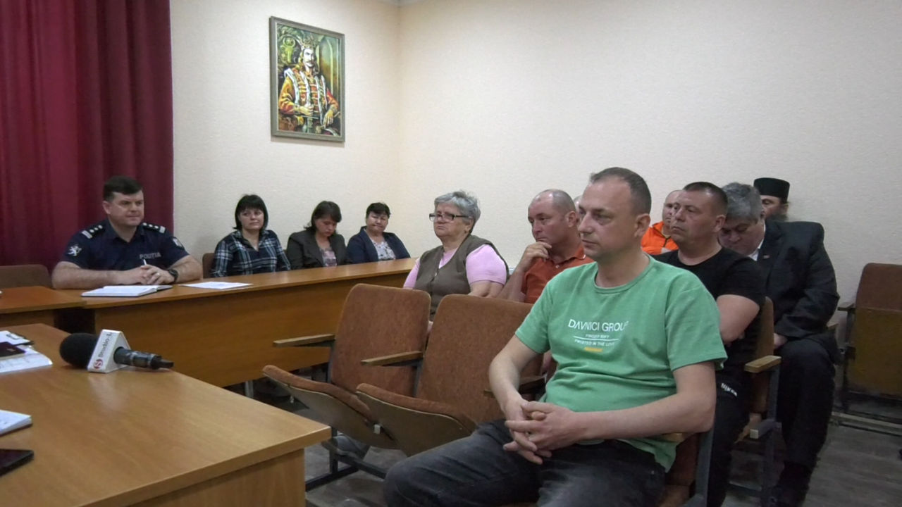 Жители села в Зоне безопасности побеседовали с комиссаром Каушан.