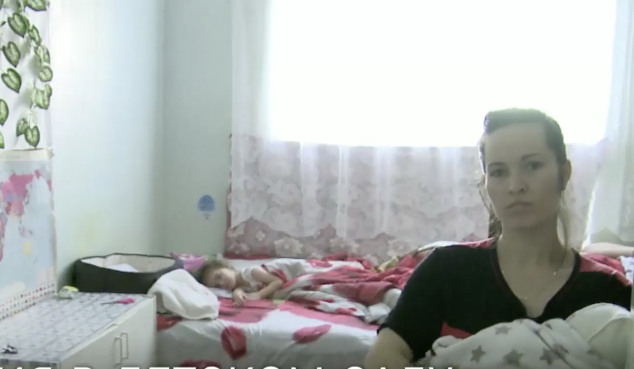 Скандал в детском саду: воспитательница живет в дошкольном заведении вместе с семьей.