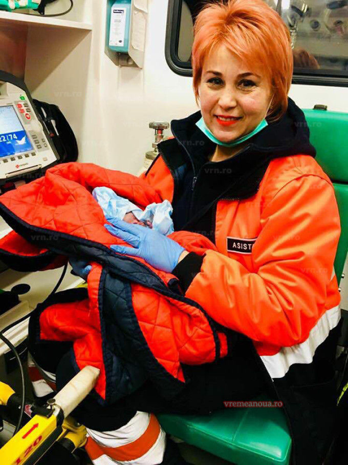 A născut în zăpadă, cu 2 minute înainte de a ajunge ambulanța. Foto: vremeanoua.ro