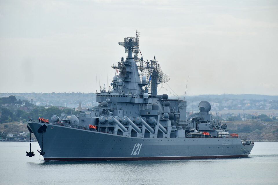 Минобороны РФ: На крейсере «Москва» погиб один человек, 27 пропали без вести.