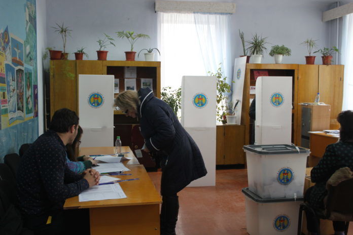Interiorul unei secții de votare din or. Comrat. Foto: Victoria Colesnic