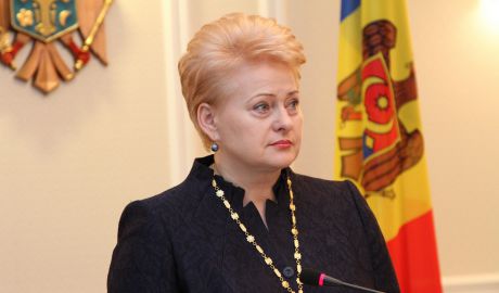 "Олигархи создали коррумпированную систему, у них связи в государственных учреждениях, в СМИ, а эта смесь плохо влияет на страну".