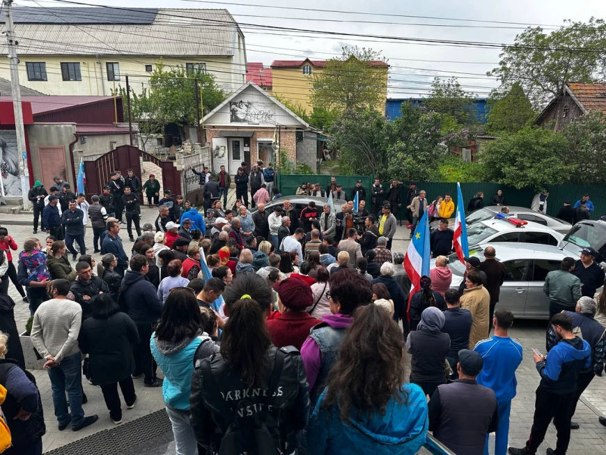 Перед ЦИК в Комрате протест: требуют не снимать с гонки одного из кандидатов.