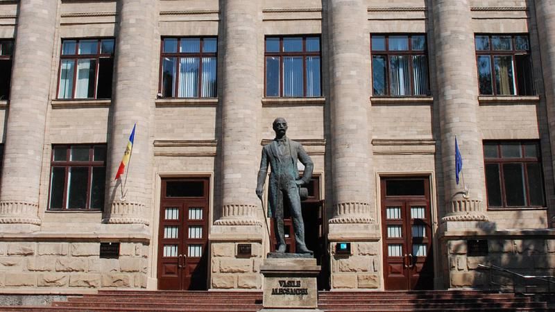 В Национальной библиотеке проходит выставка, посвященная Дню театра.