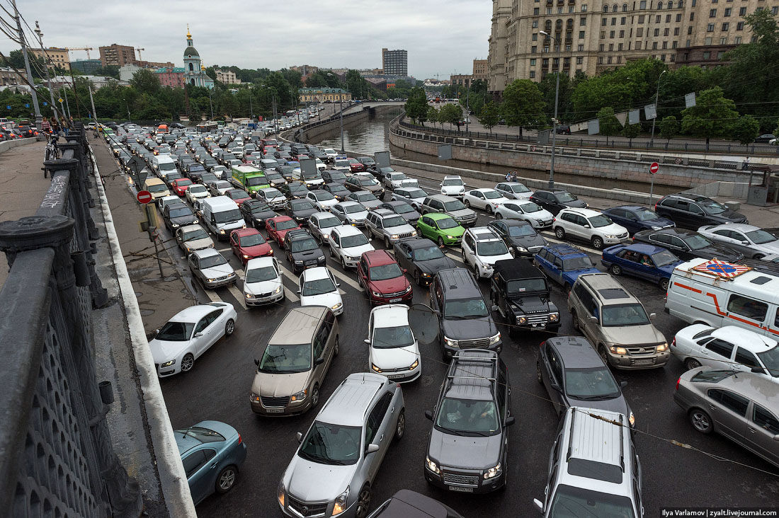Momentul în care pe o stradă aglomerată doi copii cad dintr-un portbagaj. Foto simbol: publika.md