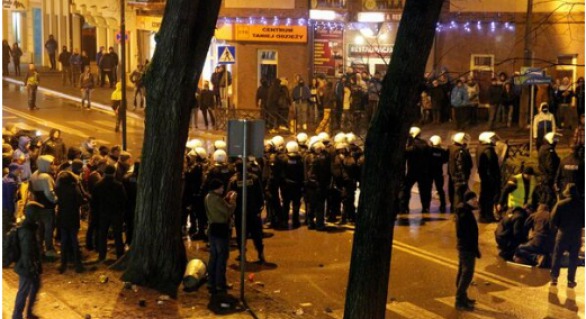 28 de persoane au fost reținute pentru violență și vandalism, a indicat poliția din Elk. 