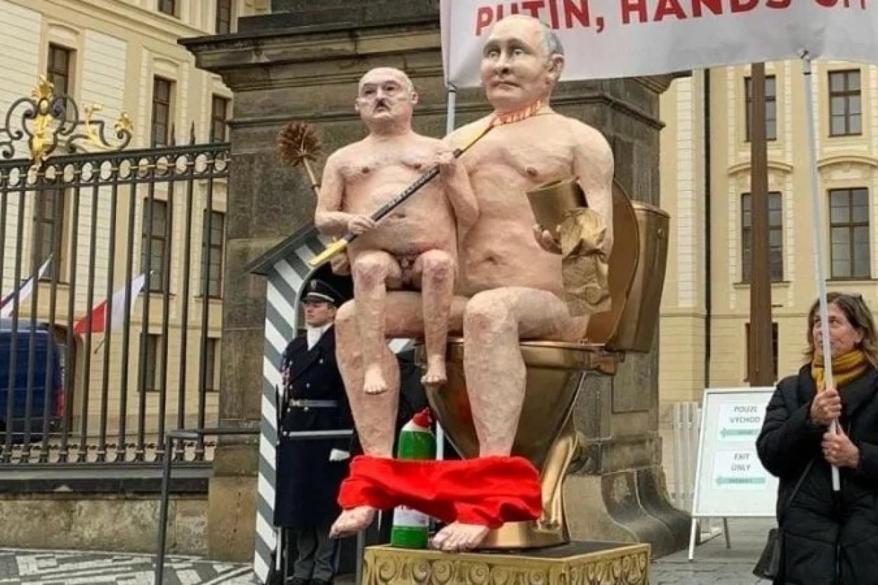 В Праге провели акцию с куклами Путина и Лукашенко, усаженными на унитаз.