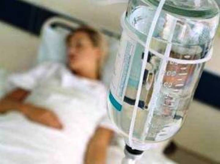 Пациенты пожаловались на высокую температуру, рвоту и диарею.