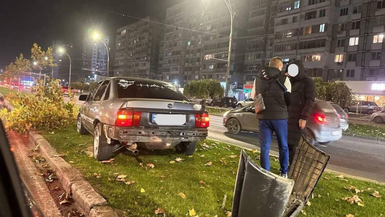ДТП в Кишиневе: Автомобиль снес дерево и оказался на газоне.
