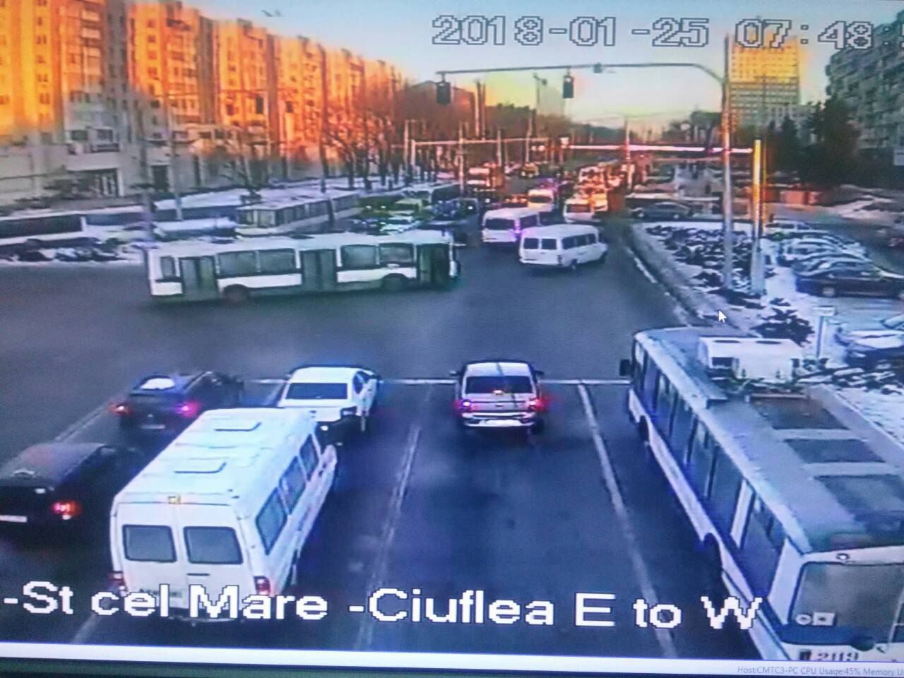 НИП призывает водителей избегать движения по улицам с пробками.