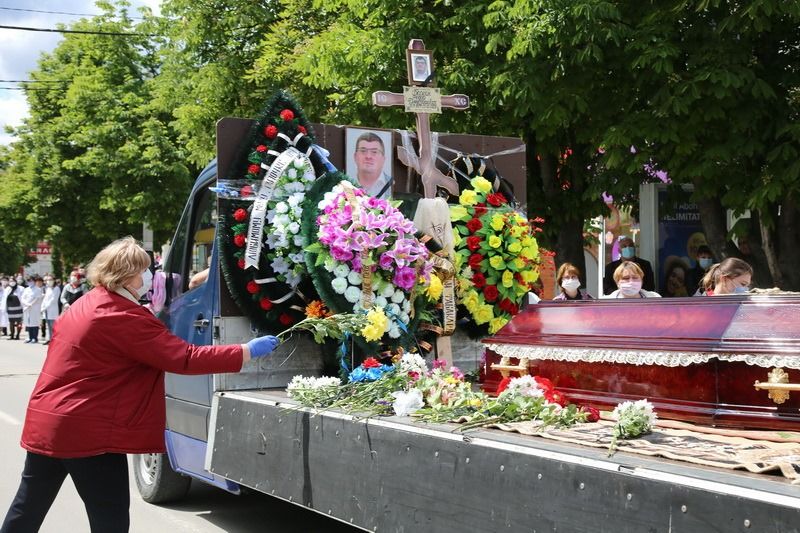 В Комрате врачи проводили в последний путь коллегу, умершего от COVID-19.