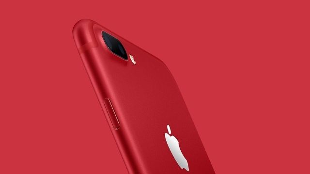 Noul iPhone 7 roşu va fi disponibil din 24 martie, în versiuni de 128 GB şi 256 GB, începând de la 749 de dolari. 