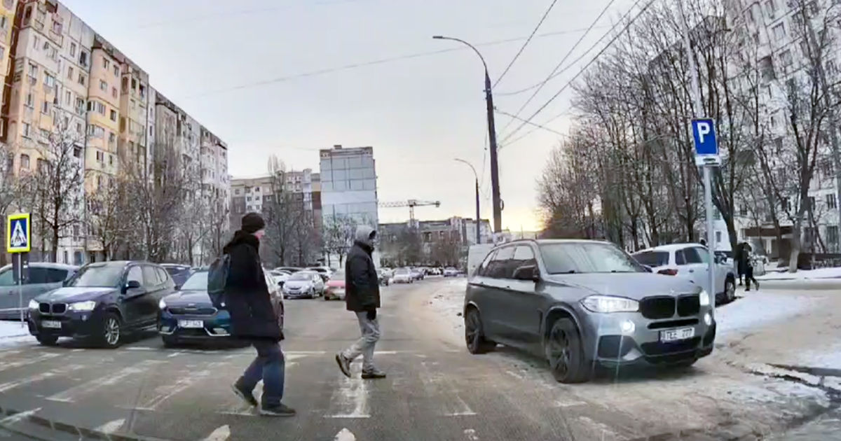 Șoferul unui BMW a intrat pe contrasens și nu a acordat prioritate pietonilor.