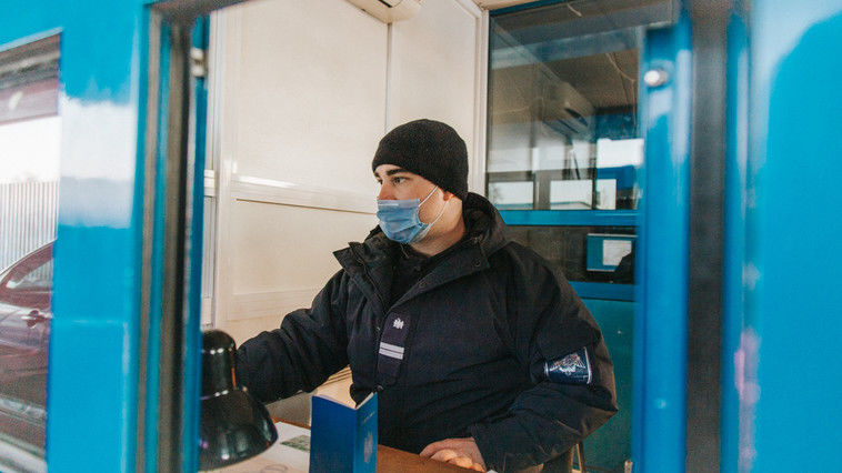 Пассажир автобуса, следовавшего в Польшу, предъявил положительный тест на COVID. 