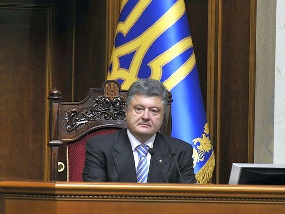 В январе зарплата Порошенко равнялась 11 тыс. 620 грн.