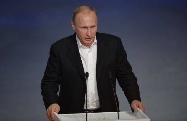 Недальновидные политиканы не оставляют в покое спорт, заявил президент России на встрече с российскими спортсменами.