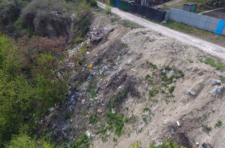 Возле цирка появилась свалка, скрытая от глаз общества.