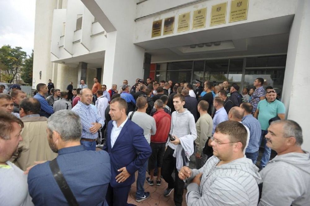 Около 150 человек пожаловались на участившиеся проверки и штрафы перевозчиков. Фото: protv.md