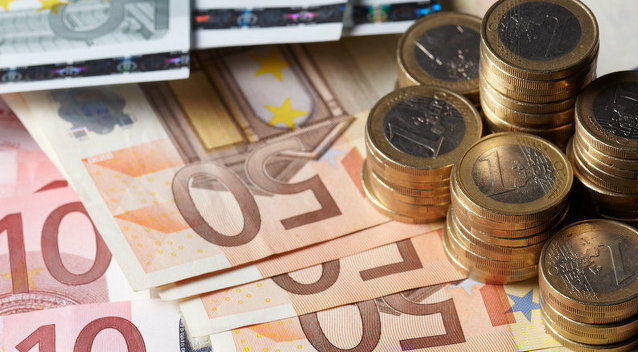 Pentru astăzi, Banca Naţională a stabilit un curs de 20 de lei şi 26 de bani pentru un euro, cu 43 bani mai puțin decât ieri.