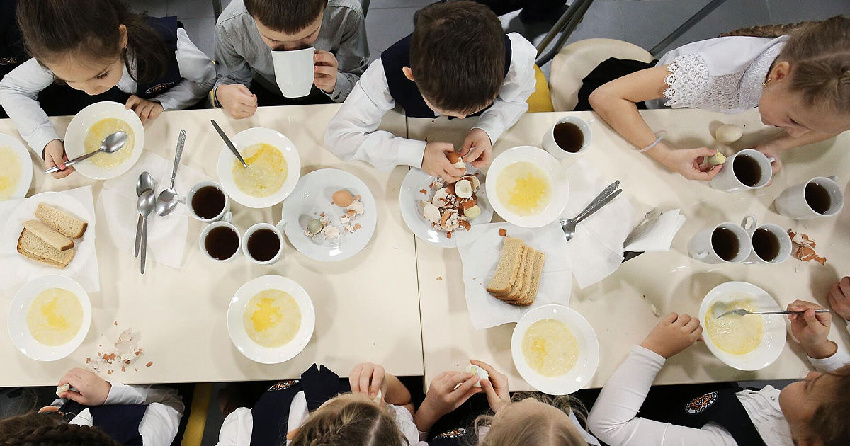 Din 1 septembrie, toți elevii din clasele gimnaziale vor beneficia de mic dejun cald sau la pachet.