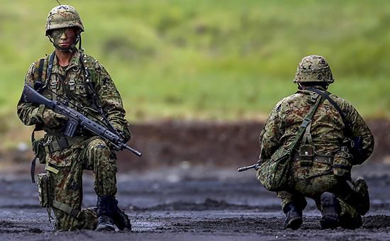 Японские солдаты во время учений.    Фото: REUTERS 2015.