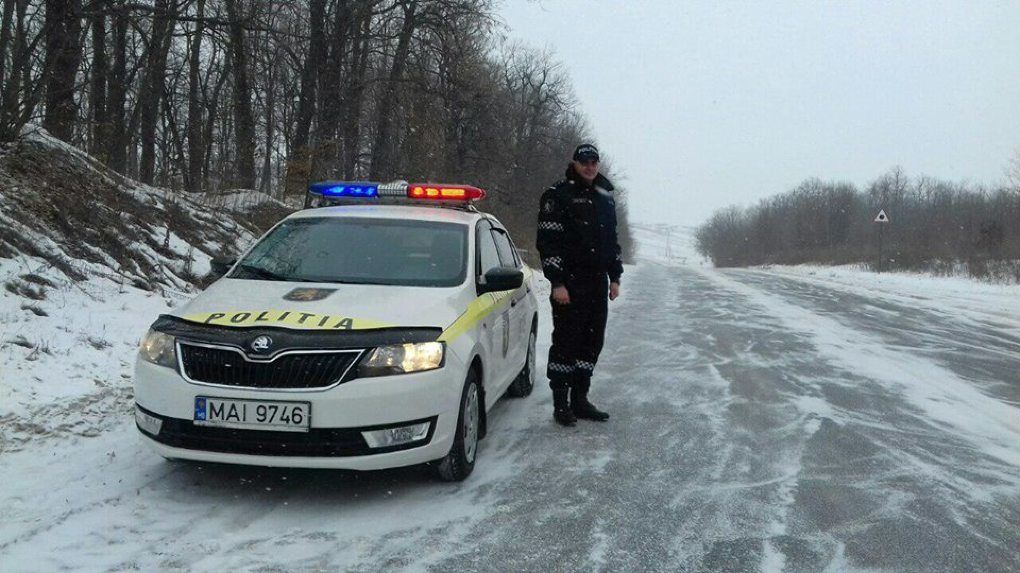 Traseele din mai multe localități ale țării sunt acoperite cu zăpadă. Foto: Inspectoratul Național de Patrulare al IGP