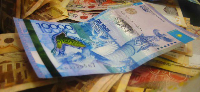 Ранее автодилеры страны приостановили продажи для перерасчета цен на машины.