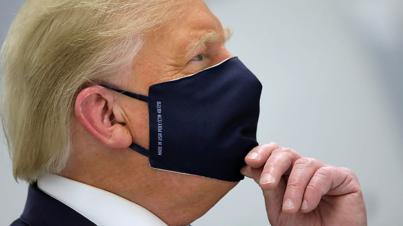 Заразившийся коронавирусом Трамп продолжает работать.
